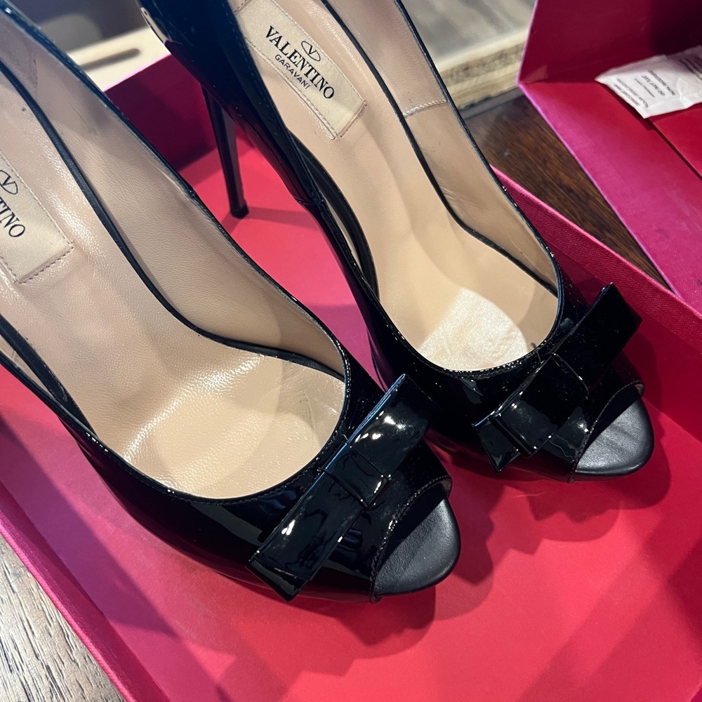 Valentino Garavani
Patent Leather Open Toe Bow Pumps
Size 38 - Picture 5 of 10